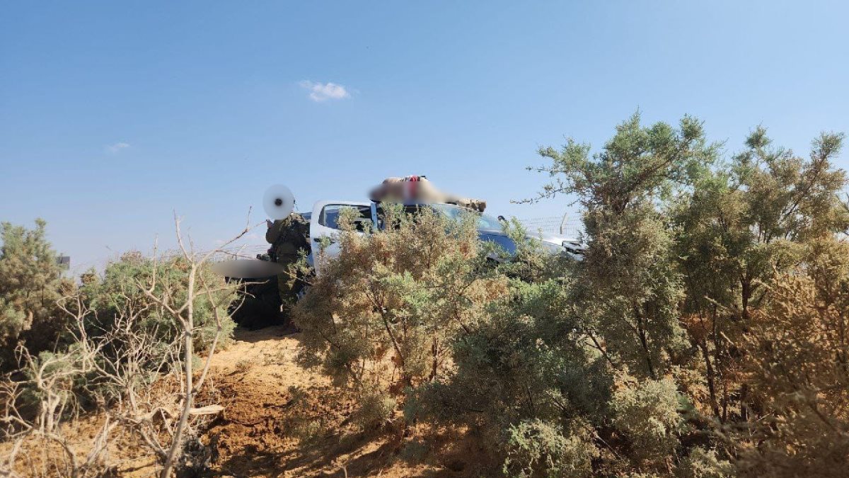 כוחות צה&quot;ל בזירת האירוע וגופת המחבל על גג הרכב