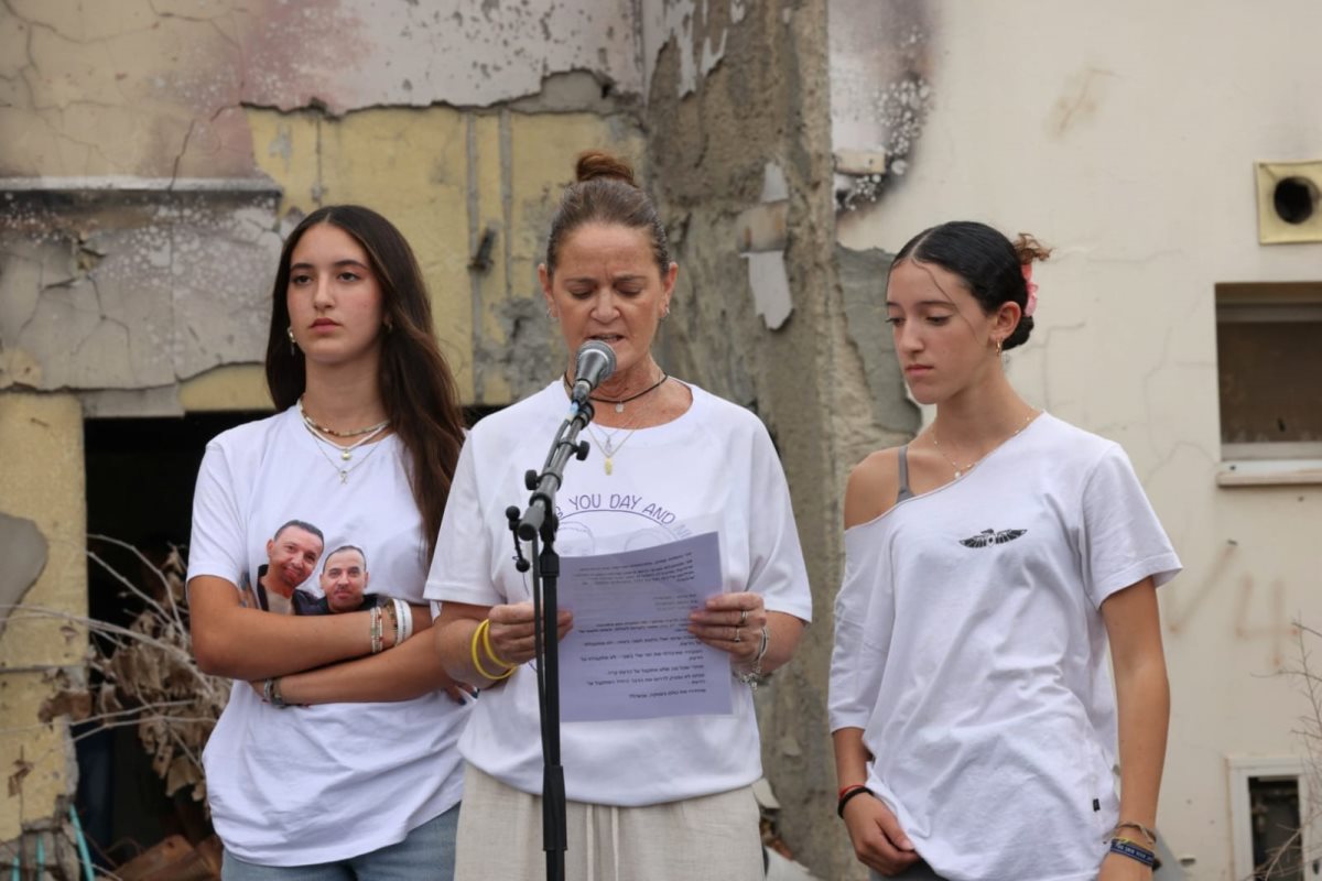 נירה שרעבי יחד עם אופיר ואורן בנותיה. קרדיט מאיה משל