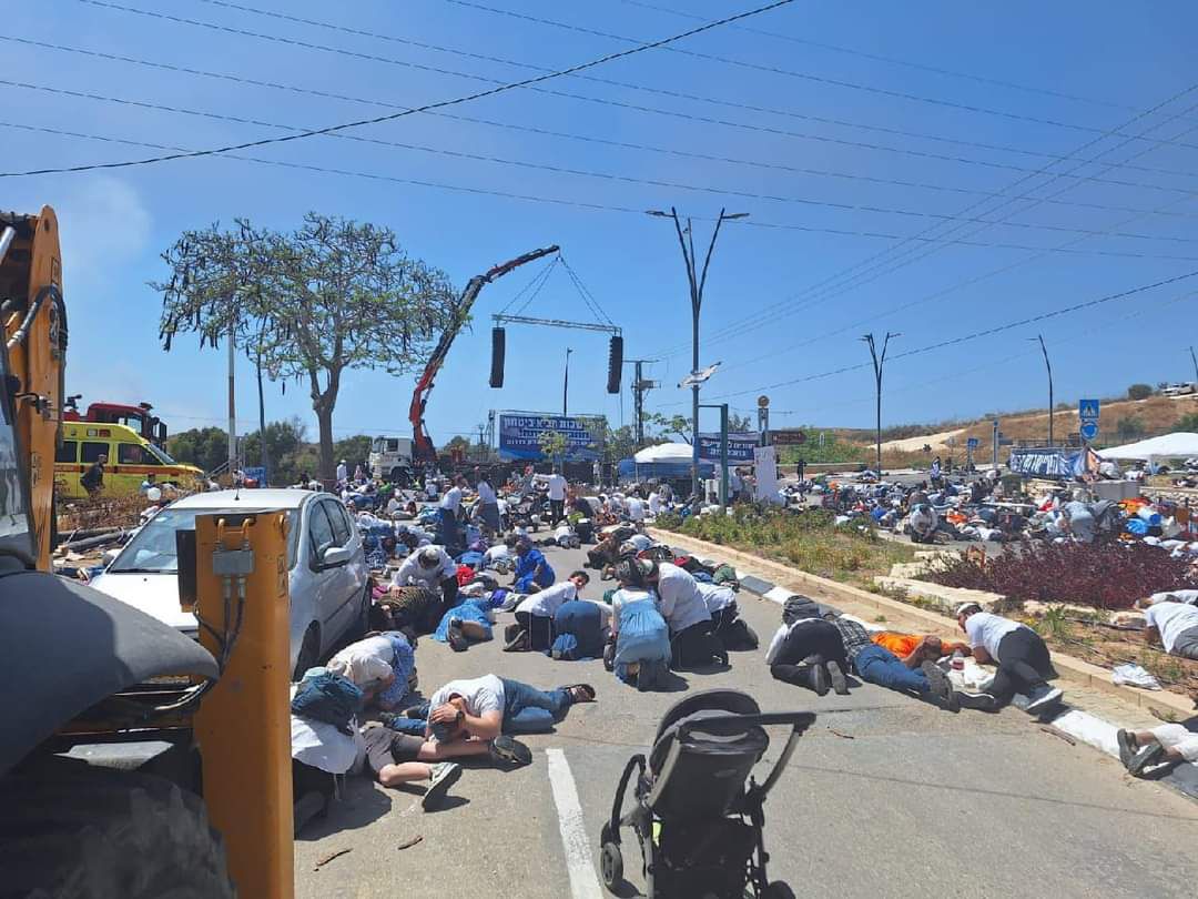 משתטחים על הקרקע בזמן המטח( צילום: חב&quot;ד שדרות)