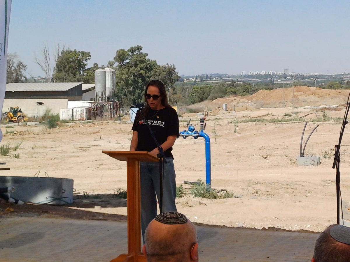 רותי אלגרנטי, סמנ"כלית דפוס בארי. איבדה את אביה, יורם בר סיני, בטבח השבעה באוקטובר.