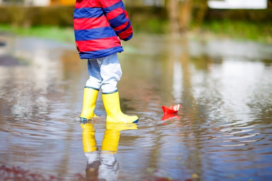 Puddles перевод. Дети пускают кораблики в луже. Мальчик с корабликом в луже. Детский кораблик в луже. Сапожки в луже и кораблик.